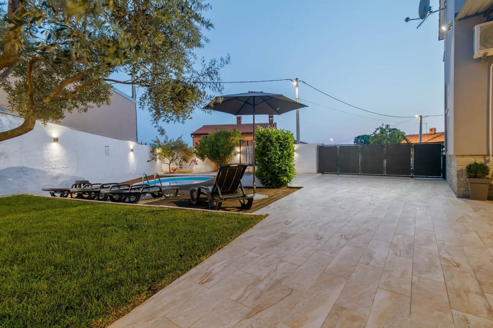 Holiday House Ulika with Private Pool-Buitenlucht