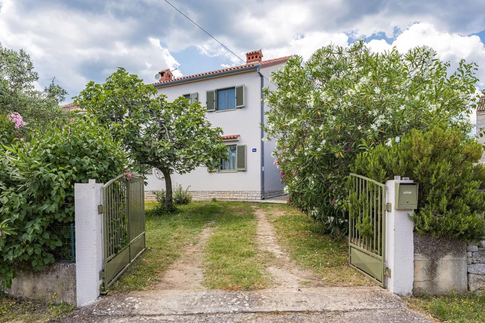 Apartment Jano with Balcony - Shabby Chic-Buitenlucht