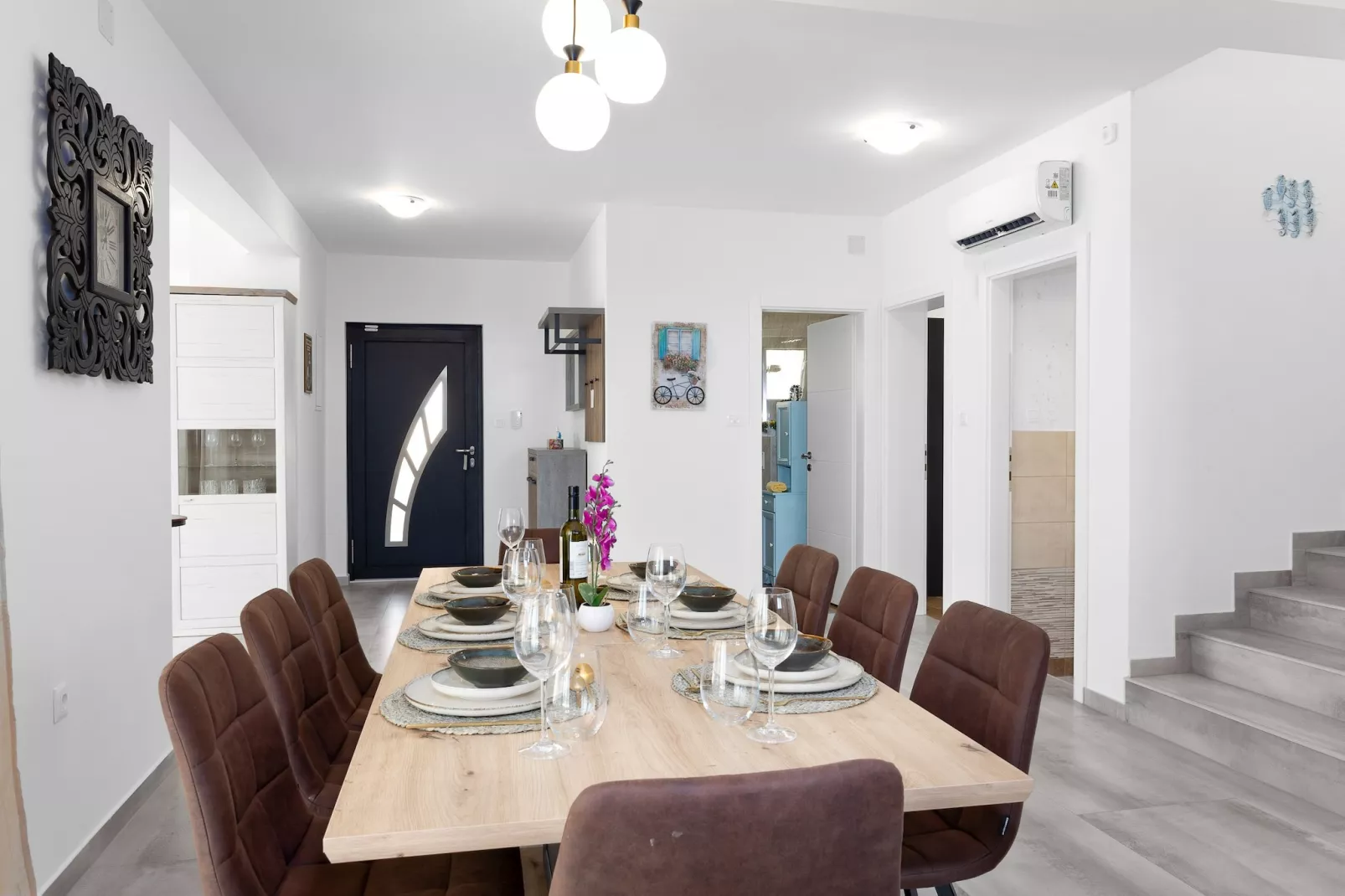 Enchanting Villa Bianca North with Pool and Jacuzz-Eetkamer