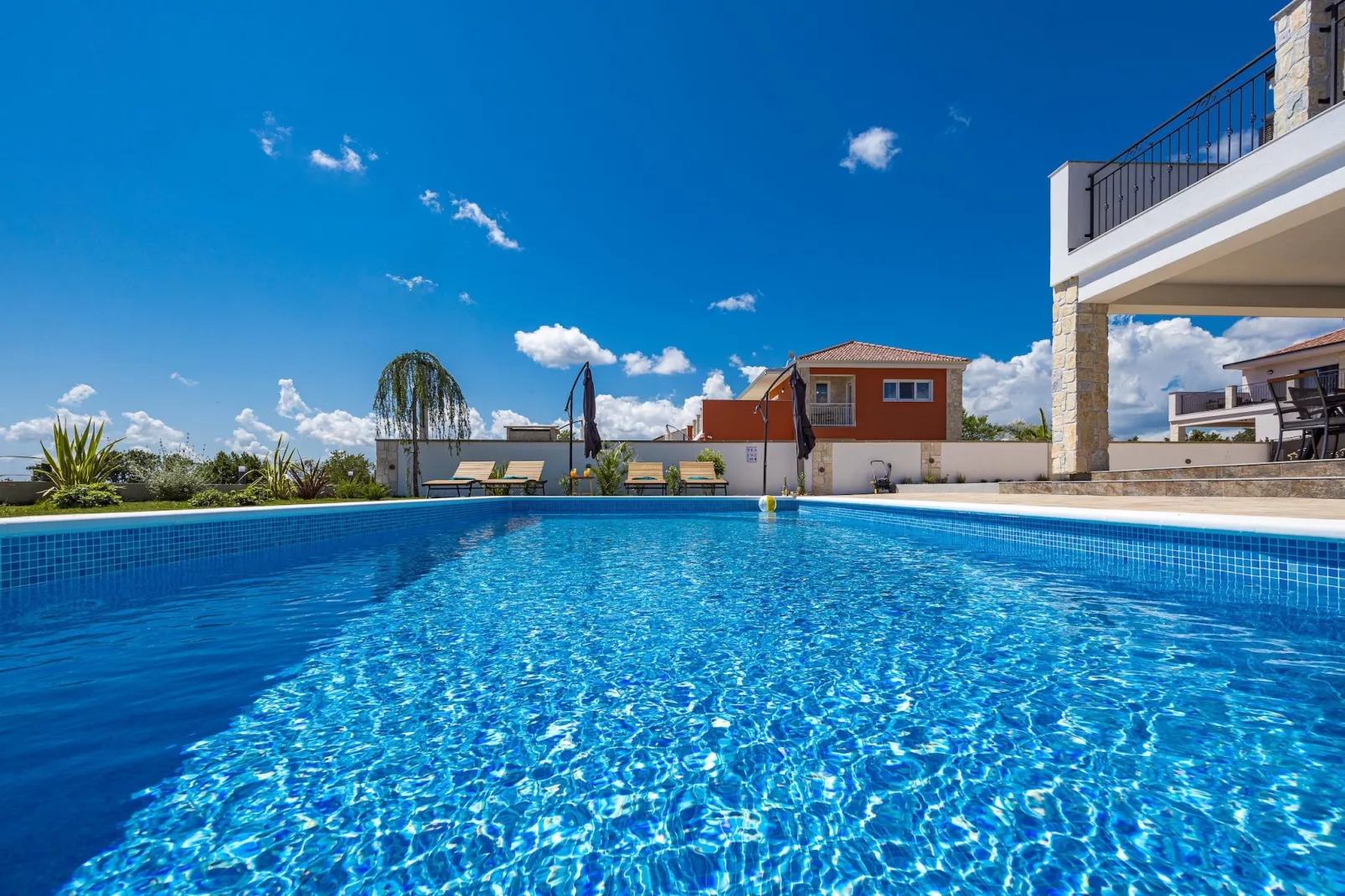 Enchanting Villa Bianca North with Pool and Jacuzz-Zwembad