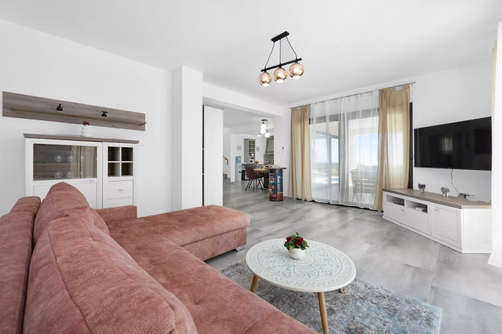 Enchanting Villa Bianca North with Pool and Jacuzz-Woonkamer