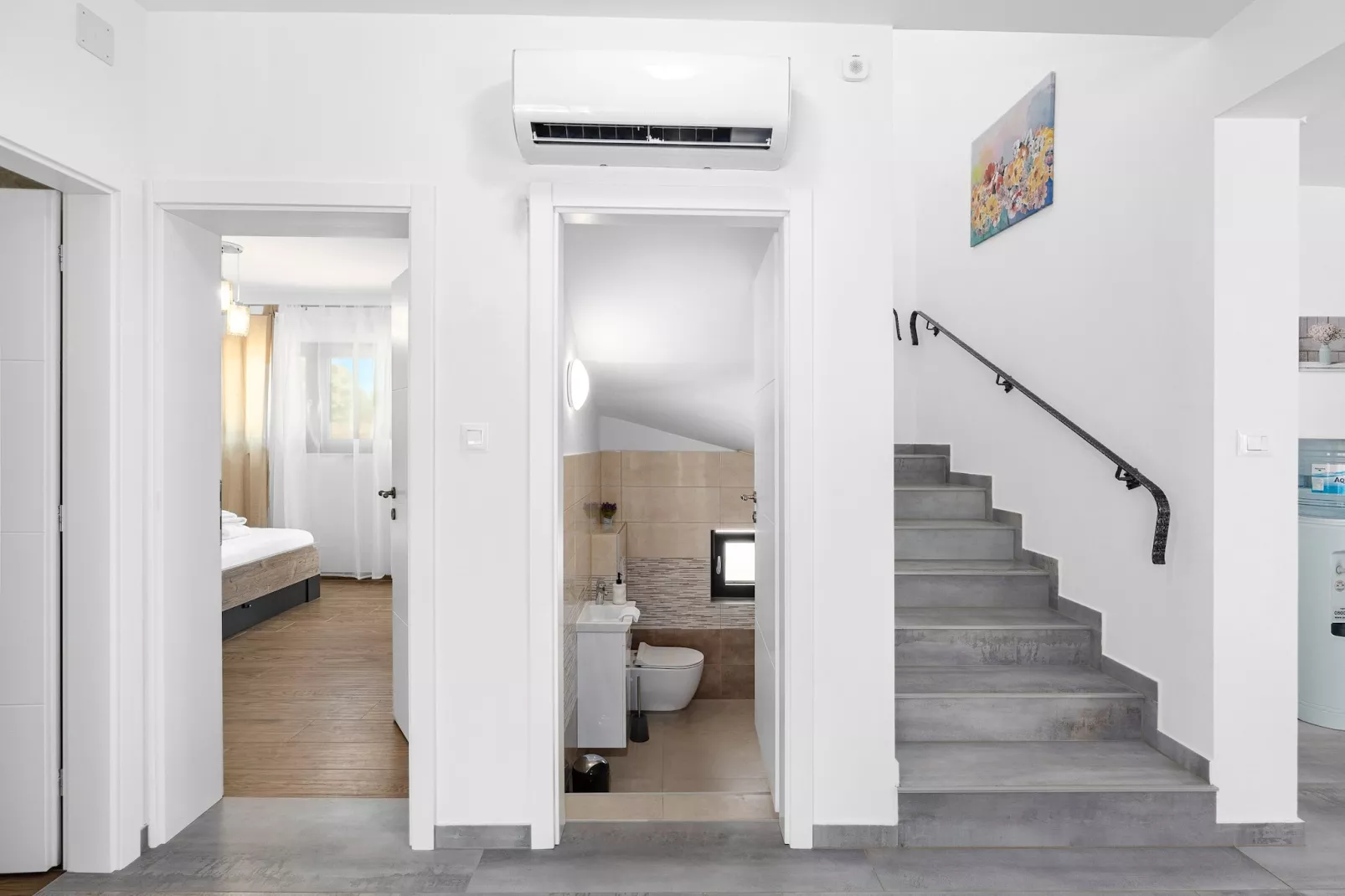 Enchanting Villa Bianca North with Pool and Jacuzz-Overloop