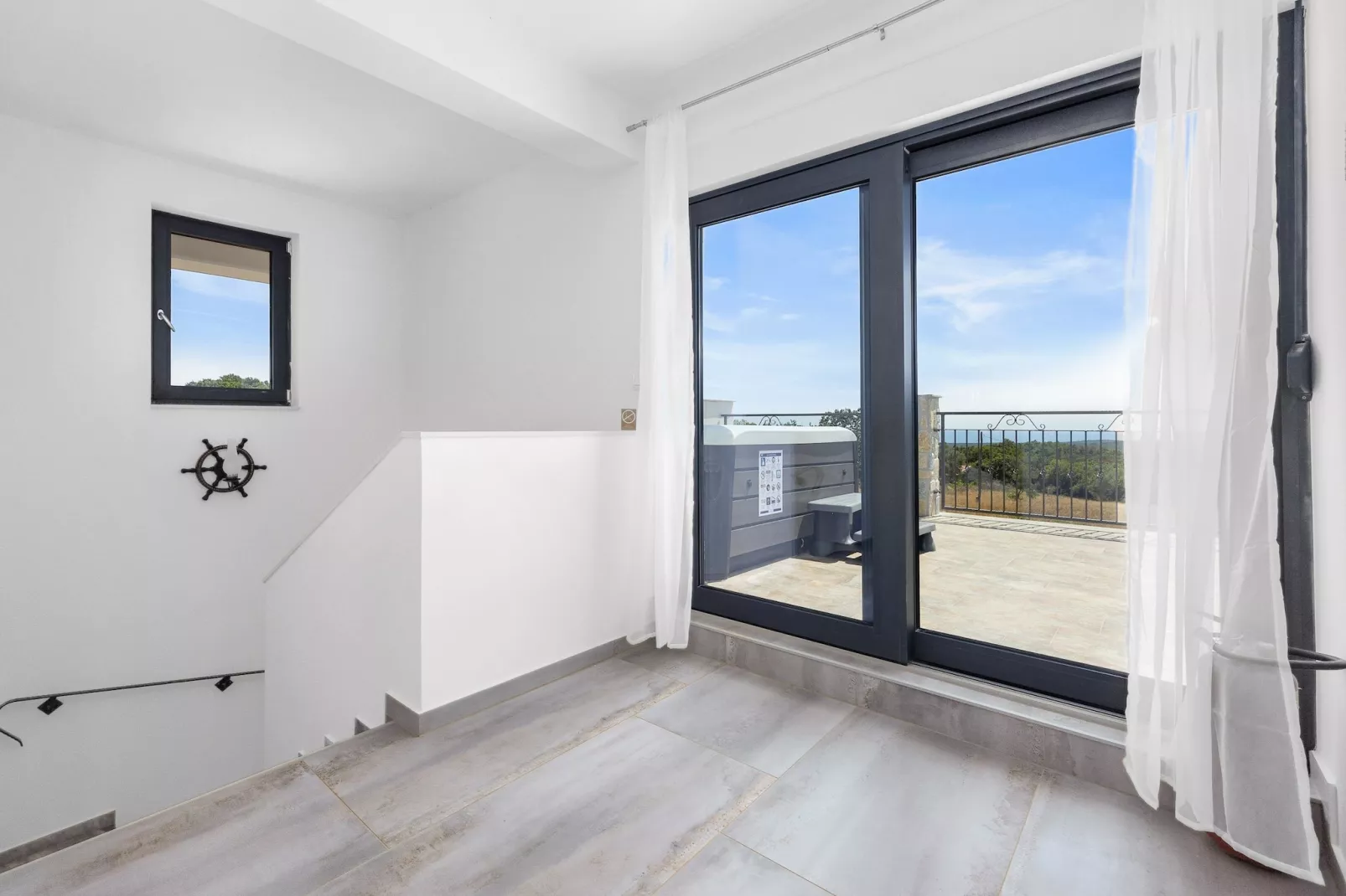 Enchanting Villa Bianca North with Pool and Jacuzz-Overloop