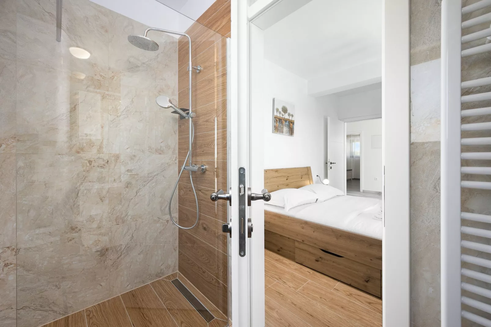 Enchanting Villa Bianca North with Pool and Jacuzz-Badkamer