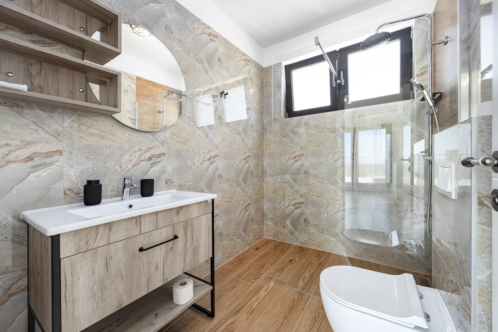 Enchanting Villa Bianca North with Pool and Jacuzz-Badkamer