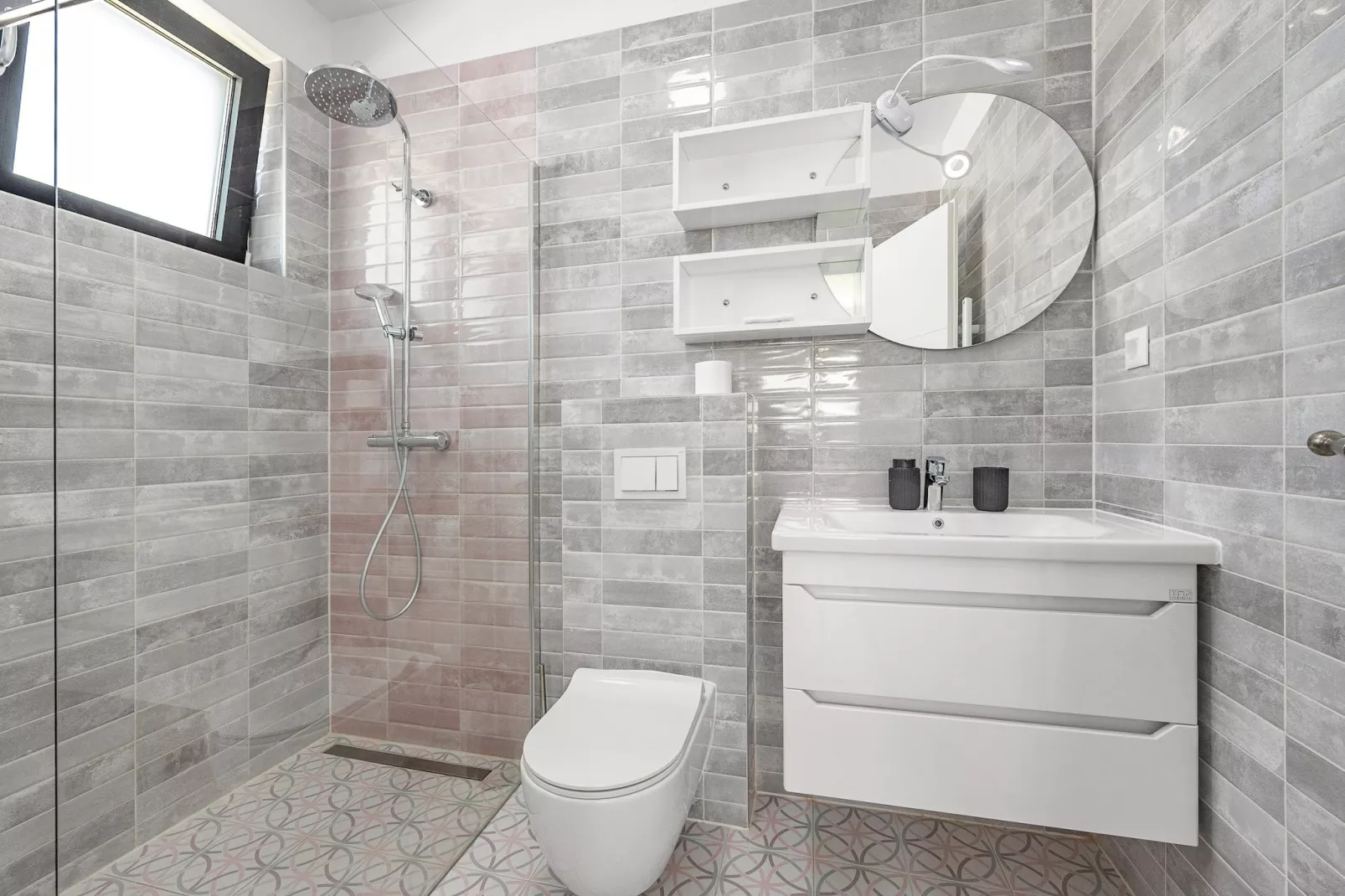 Enchanting Villa Bianca North with Pool and Jacuzz-Badkamer