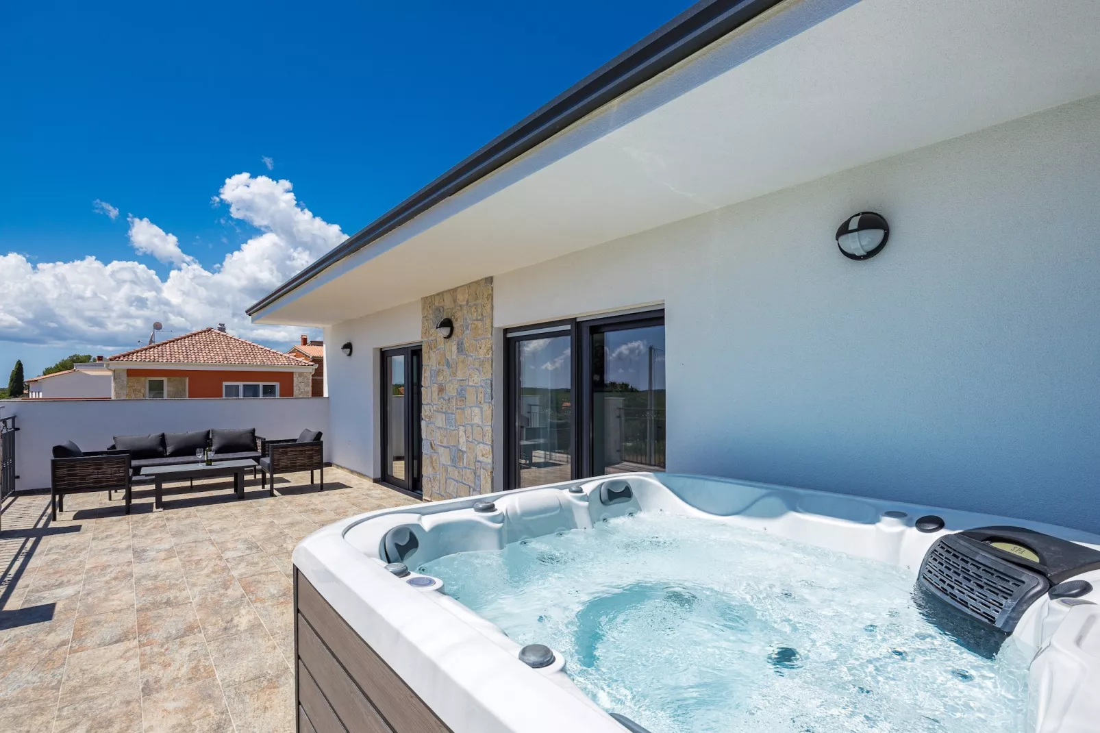 Enchanting Villa Bianca North with Pool and Jacuzz-Terrasbalkon