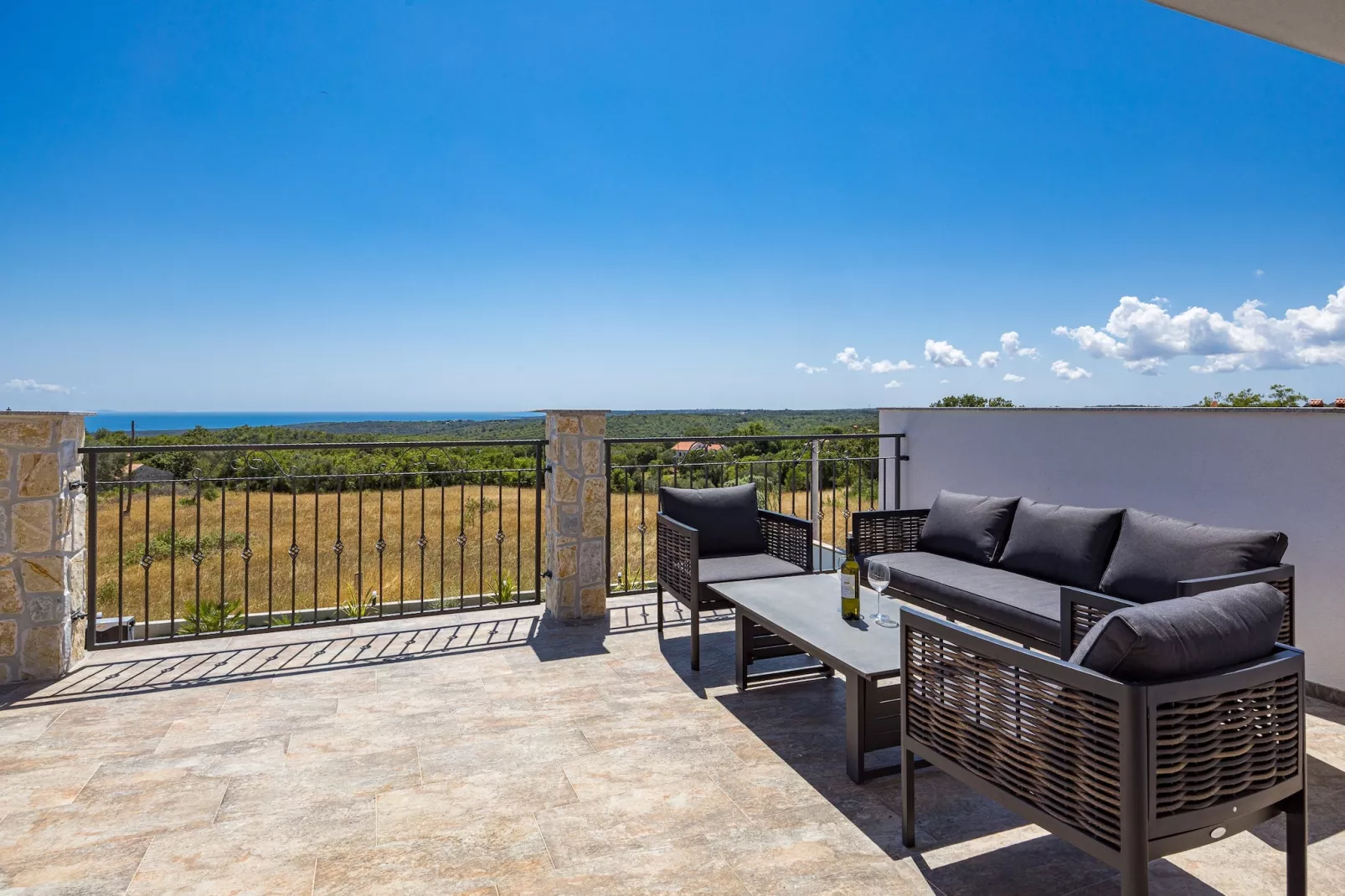 Enchanting Villa Bianca North with Pool and Jacuzz-Terrasbalkon