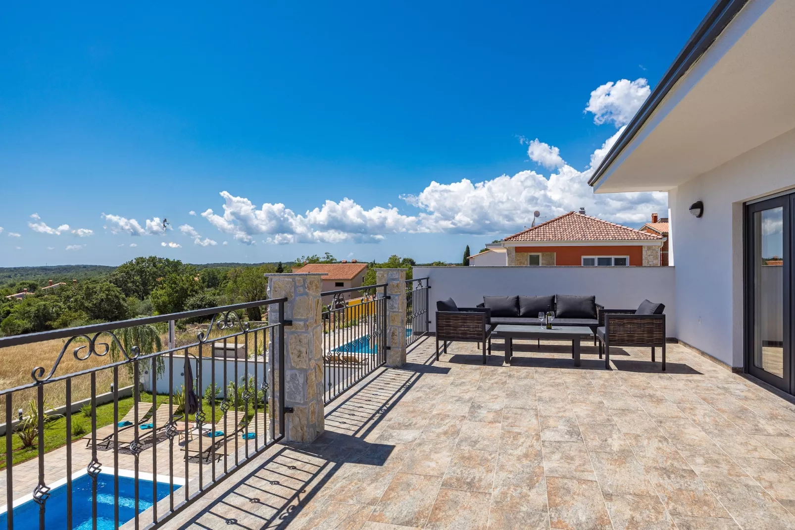 Enchanting Villa Bianca North with Pool and Jacuzz-Terrasbalkon
