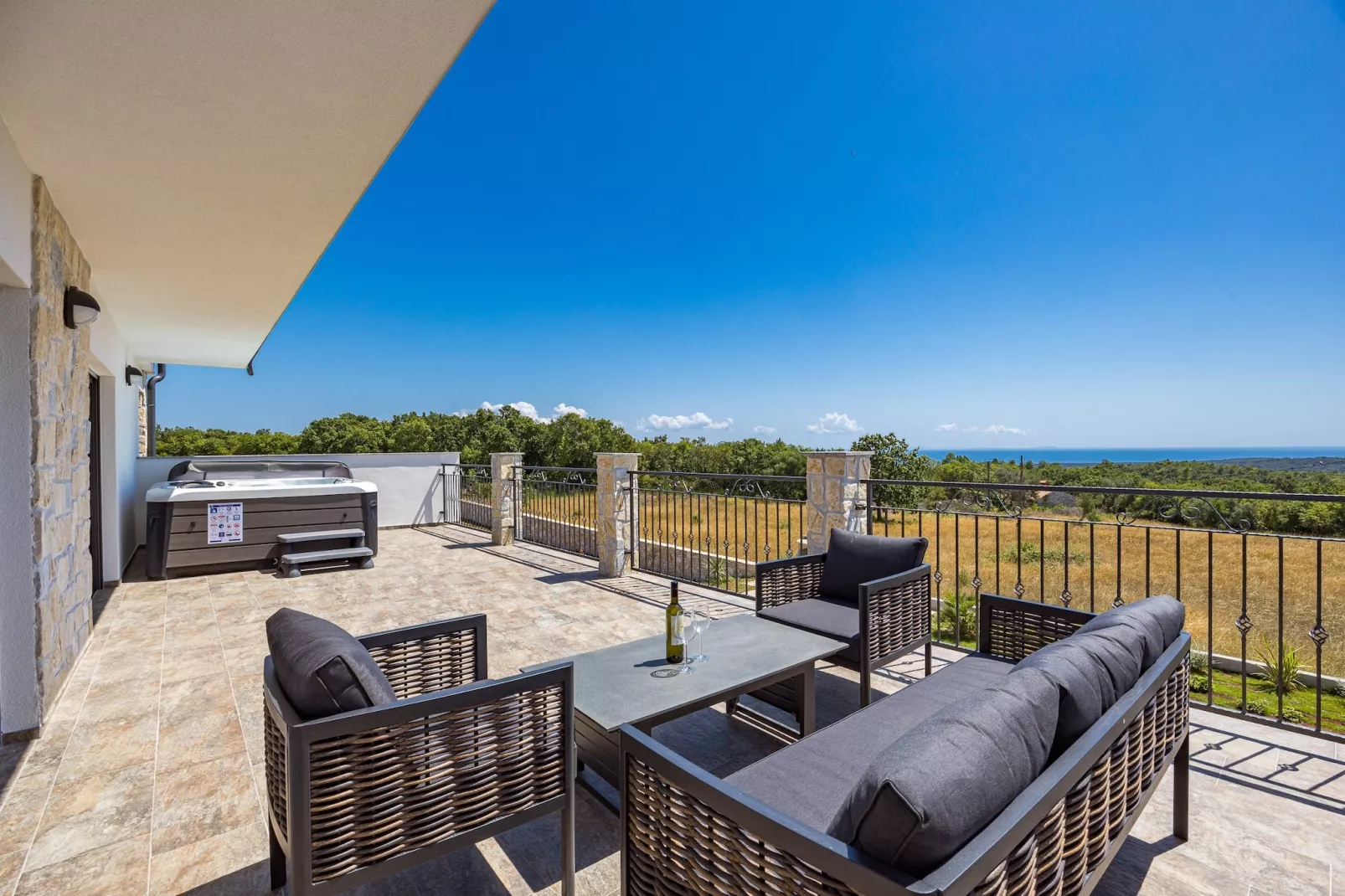 Enchanting Villa Bianca North with Pool and Jacuzz-Terrasbalkon