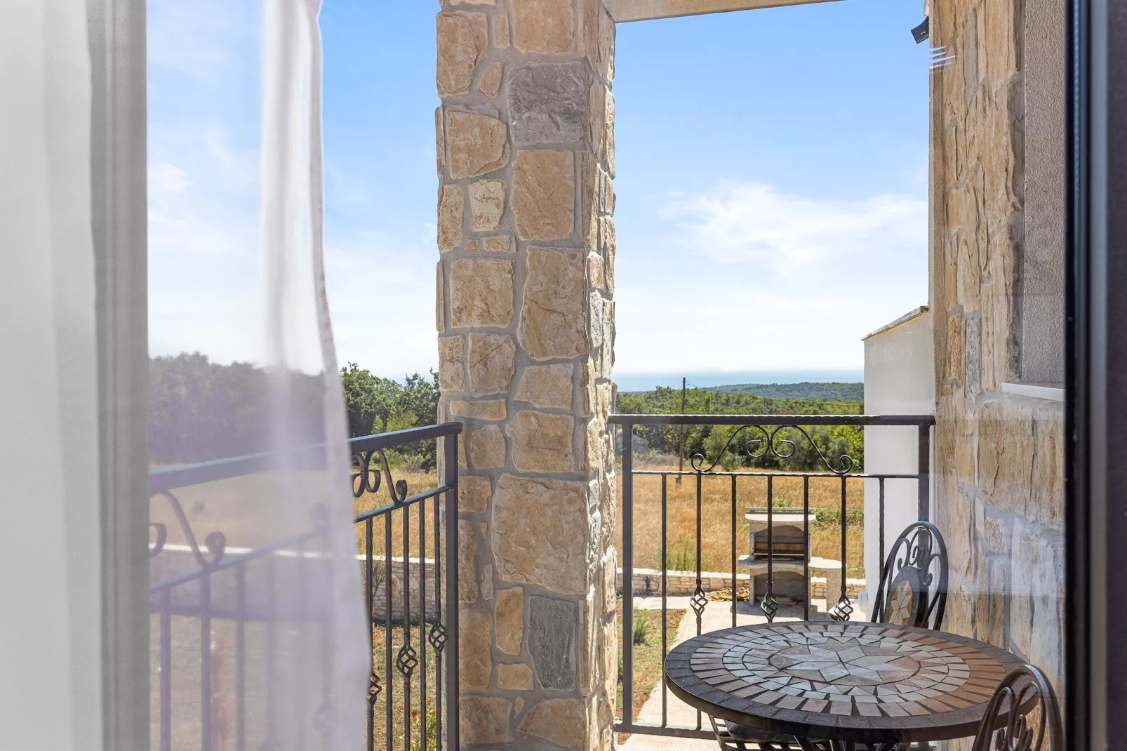 Enchanting Villa Bianca North with Pool and Jacuzz-Terrasbalkon