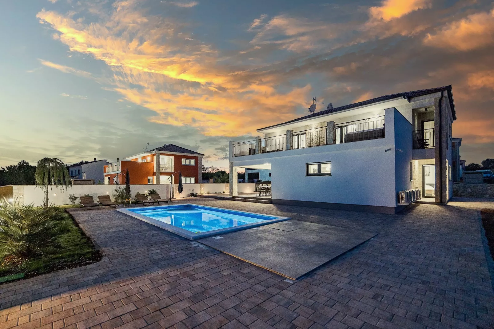 Enchanting Villa Bianca North with Pool and Jacuzz-Buitenlucht