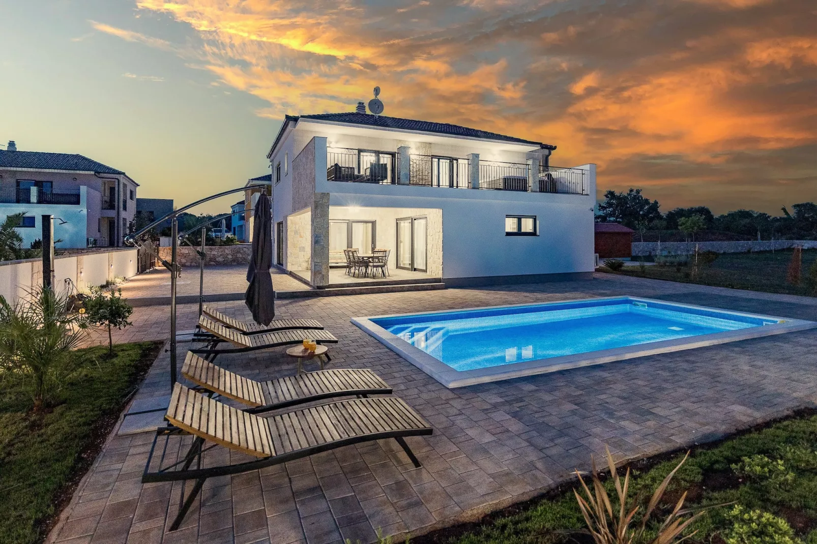 Enchanting Villa Bianca North with Pool and Jacuzz-Buitenlucht