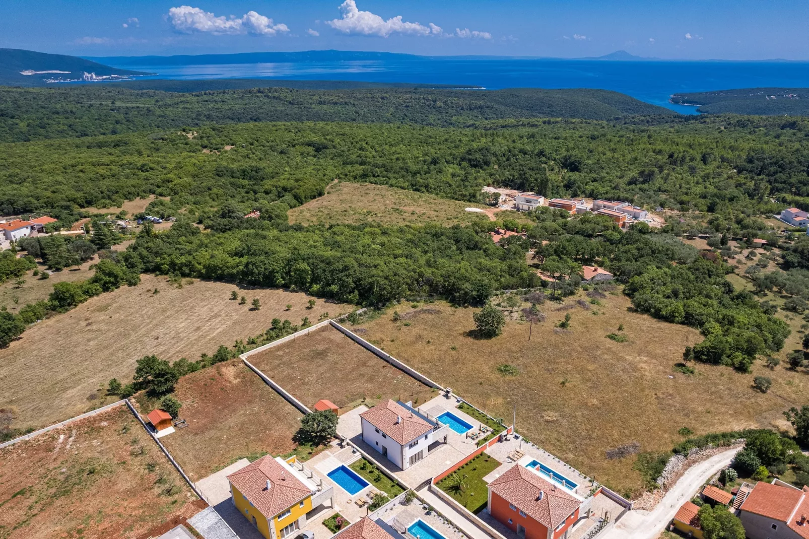 Enchanting Villa Bianca North with Pool and Jacuzz-Buitenlucht