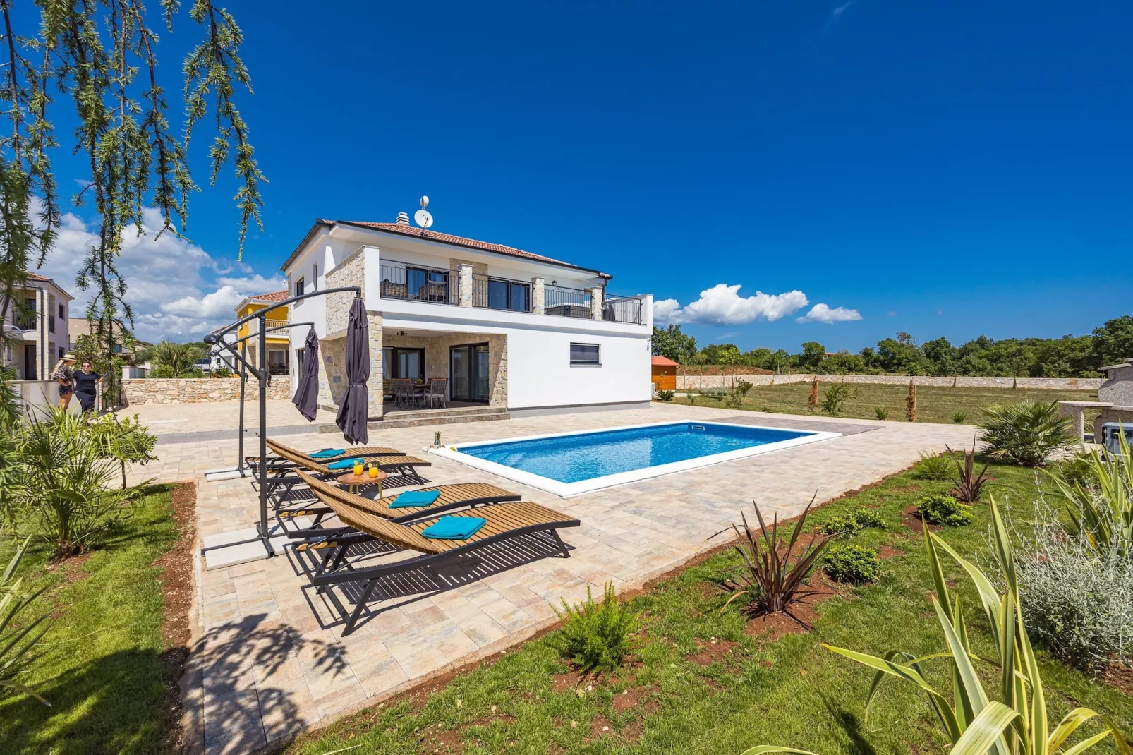 Enchanting Villa Bianca North with Pool and Jacuzz-Buitenlucht