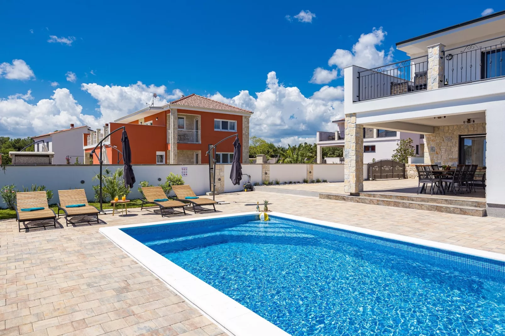 Enchanting Villa Bianca North with Pool and Jacuzz-Buitenlucht