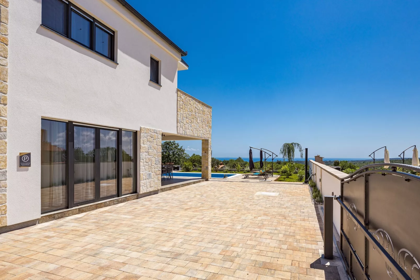 Enchanting Villa Bianca North with Pool and Jacuzz-Buitenlucht
