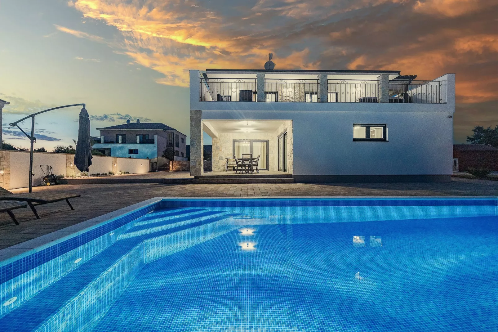 Enchanting Villa Bianca North with Pool and Jacuzz-Buitenlucht
