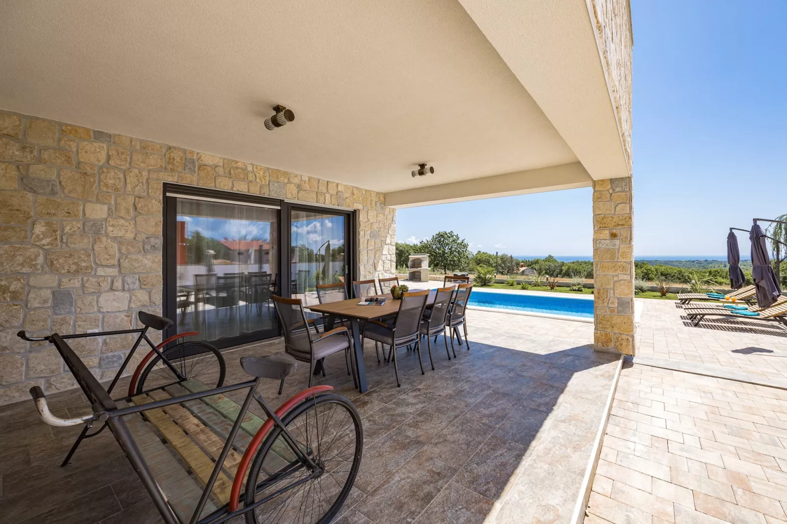 Enchanting Villa Bianca North with Pool and Jacuzz-Terras
