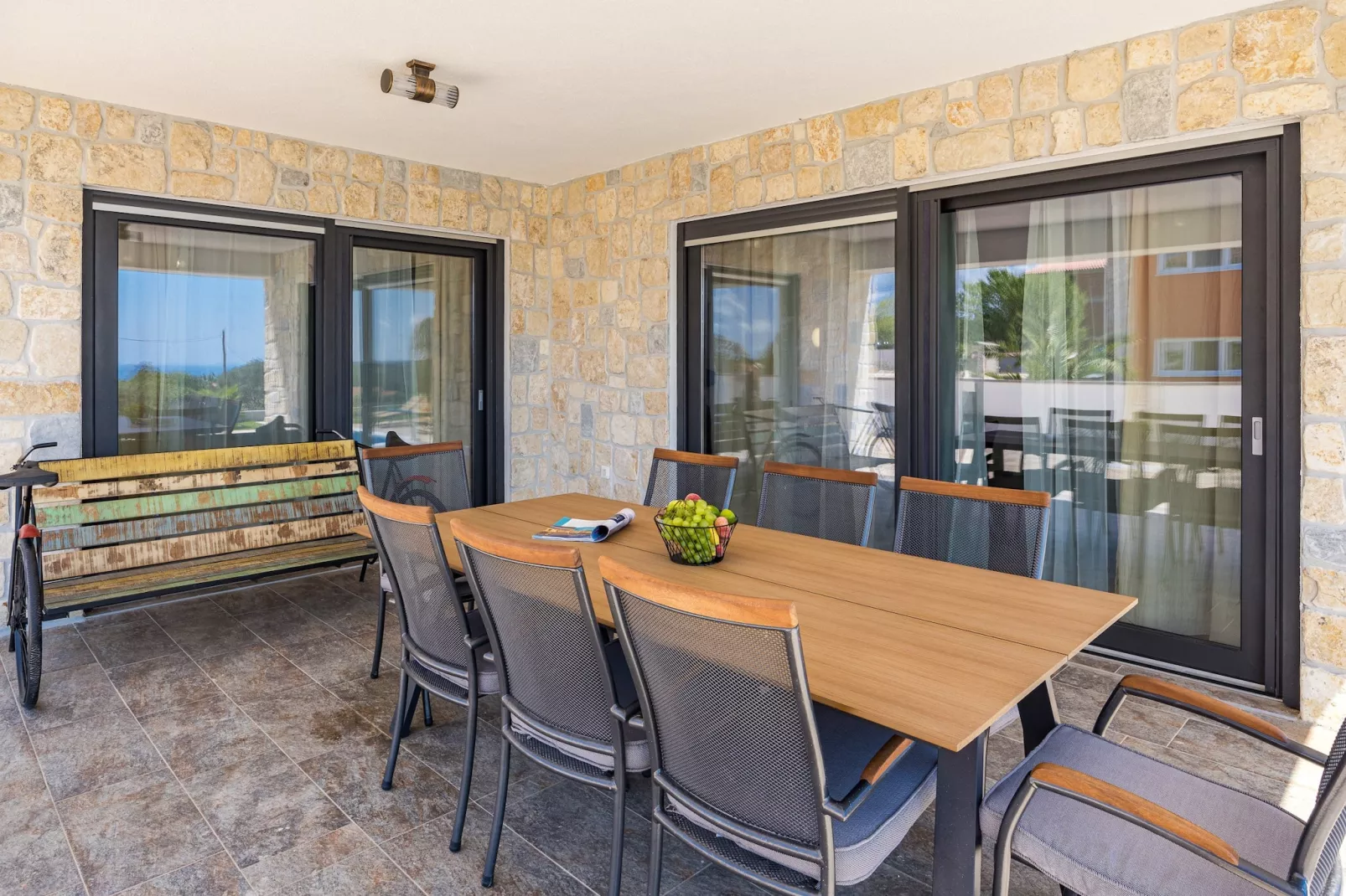 Enchanting Villa Bianca North with Pool and Jacuzz-Terras