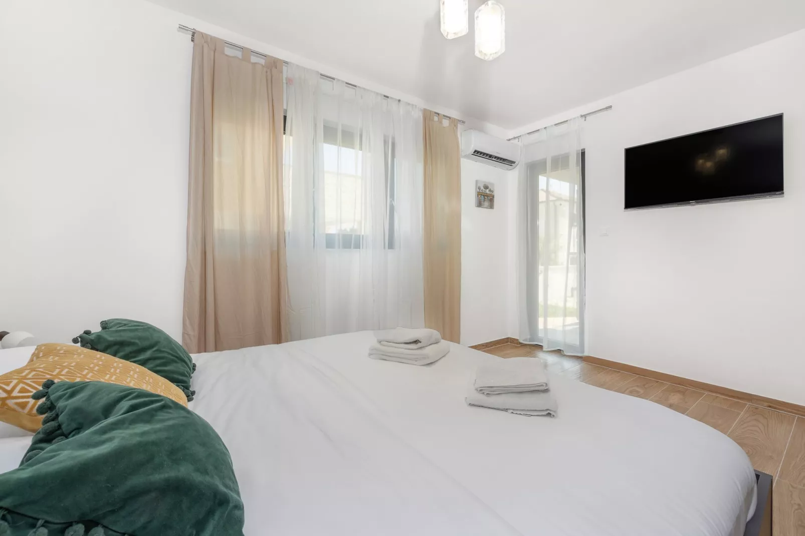 Enchanting Villa Magnolia West with Pool and Jacuz - 10559357