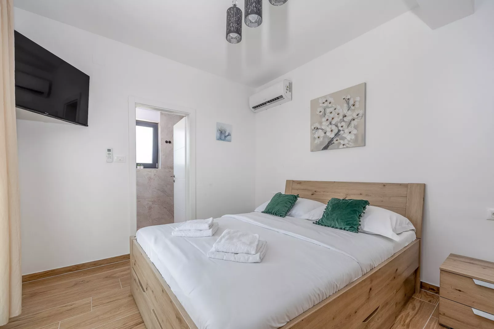 Enchanting Villa Magnolia West with Pool and Jacuz - 10559359
