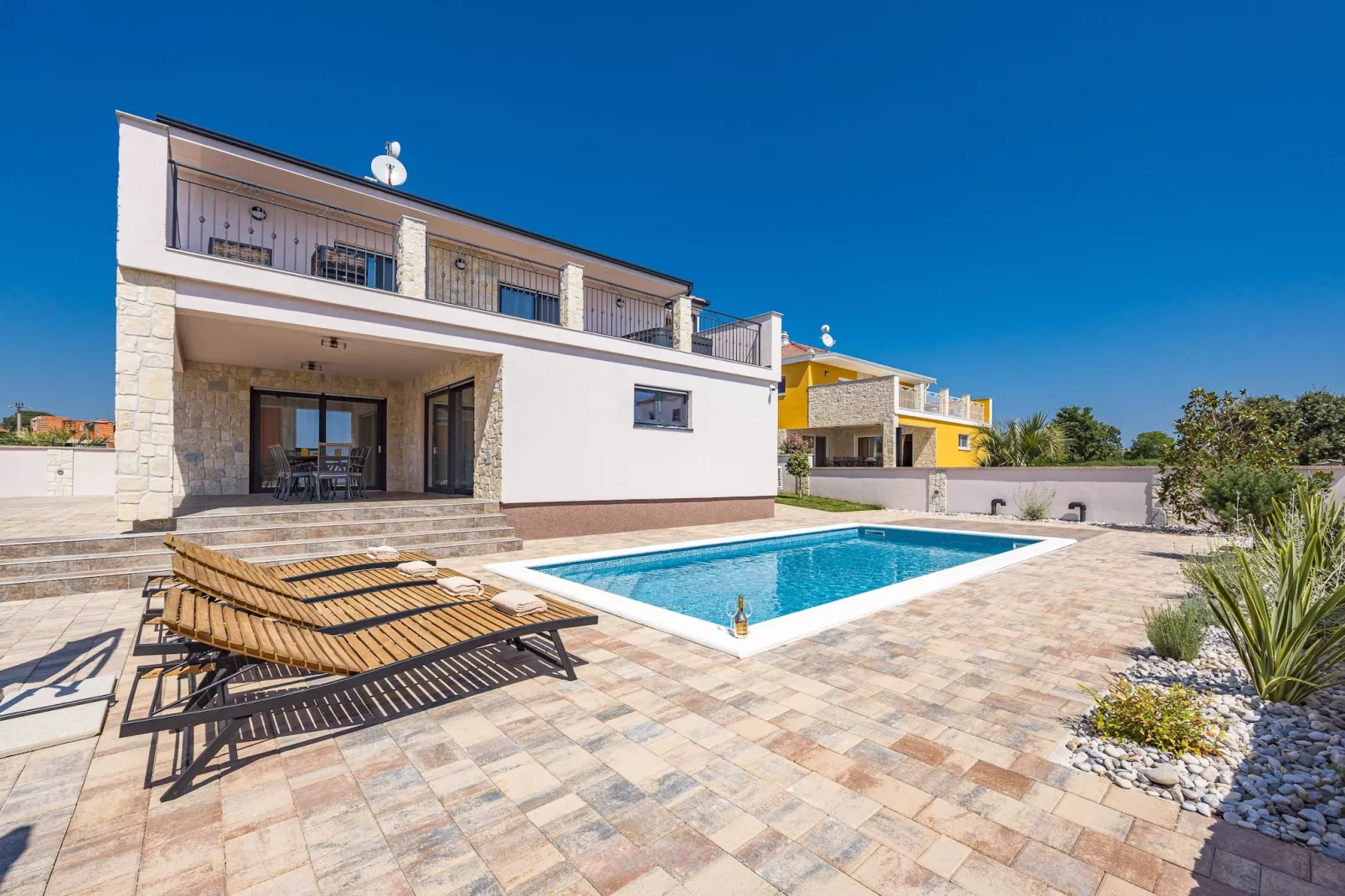 Enchanting Villa Magnolia West with Pool and Jacuz - 10559377