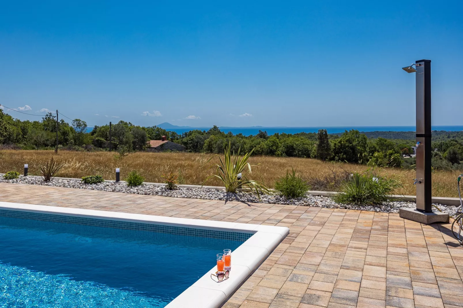 Enchanting Villa Rossa South with Pool and Jacuzzi-Zwembad