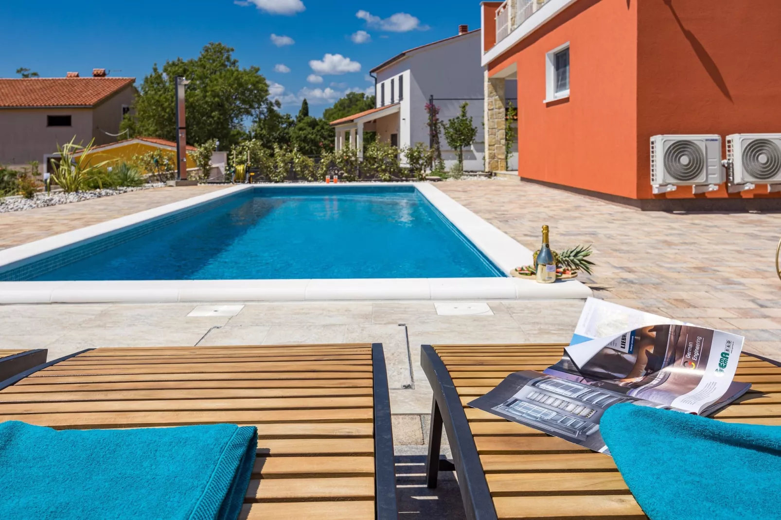 Enchanting Villa Rossa South with Pool and Jacuzzi-Zwembad