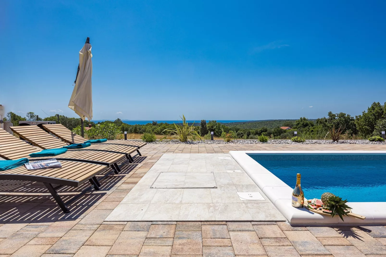 Enchanting Villa Rossa South with Pool and Jacuzzi-Zwembad