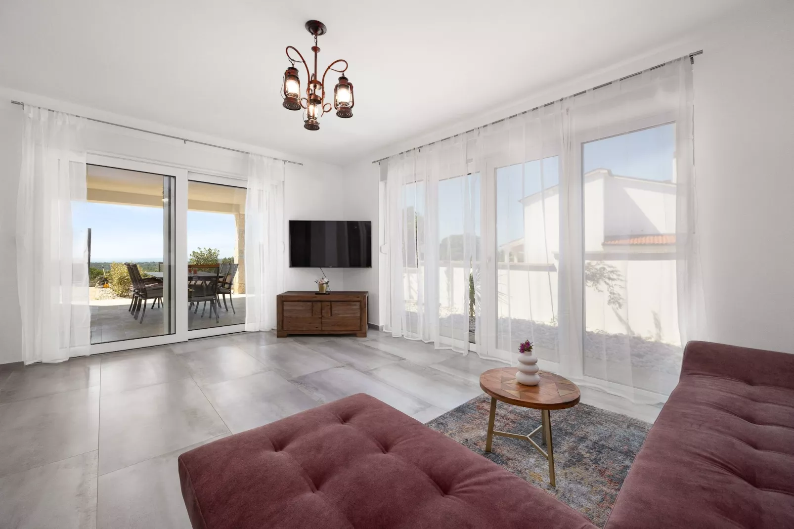 Enchanting Villa Rossa South with Pool and Jacuzzi-Woonkamer