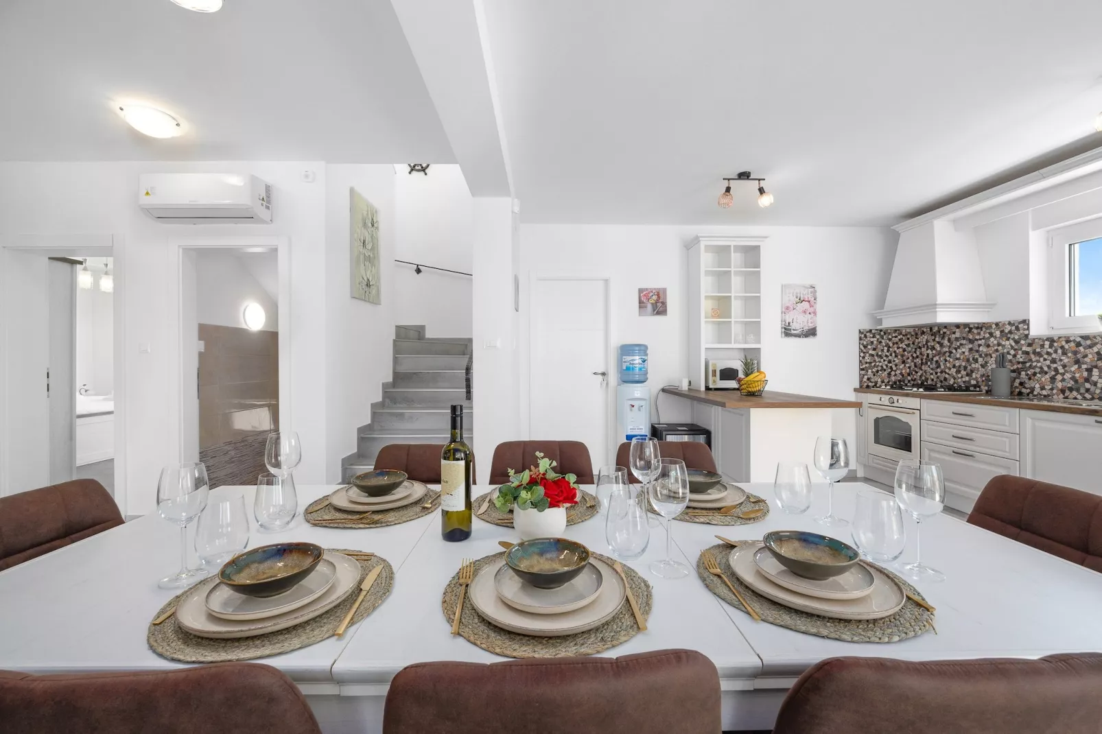 Enchanting Villa Rossa South with Pool and Jacuzzi-Eetkamer