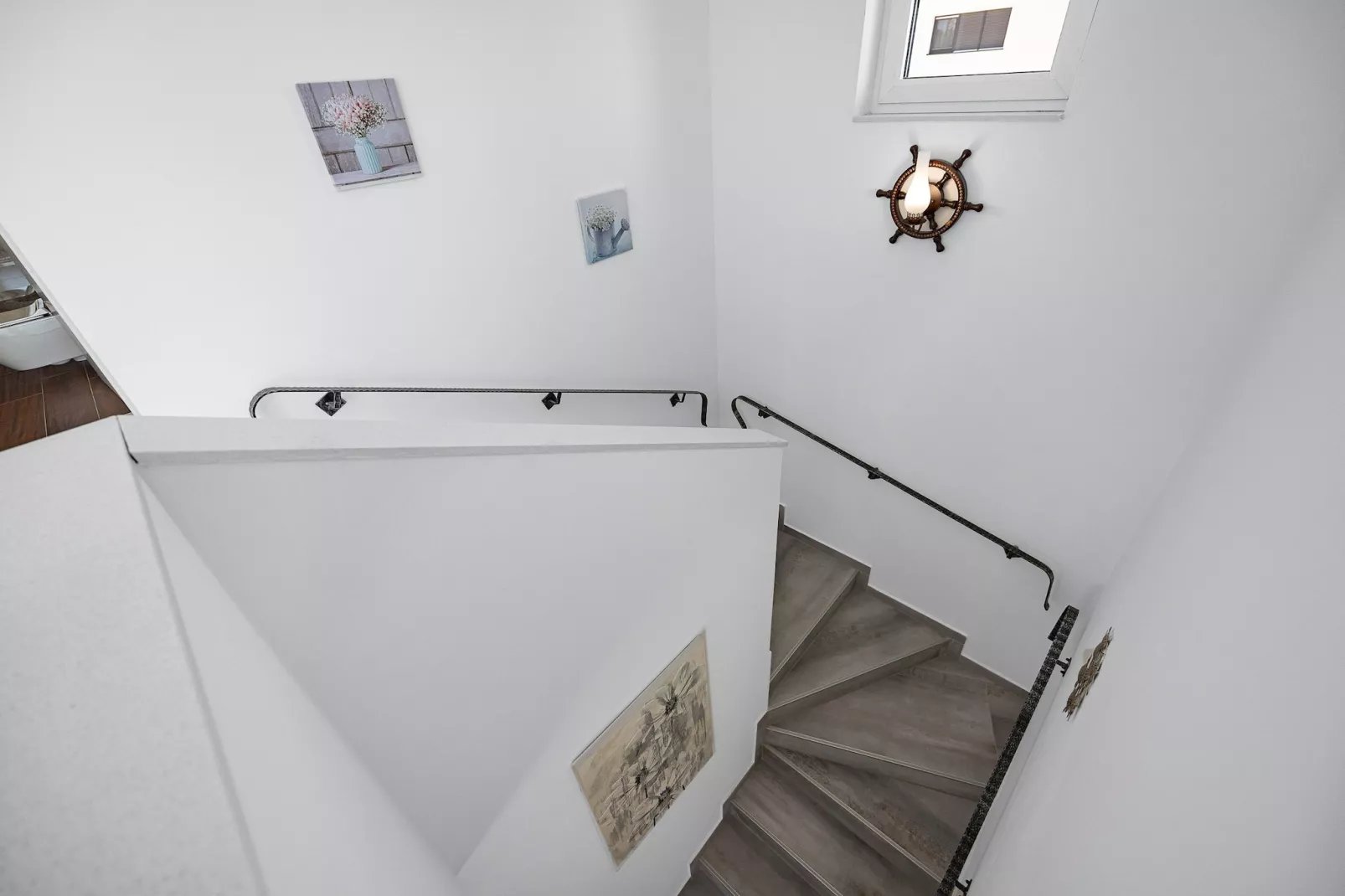 Enchanting Villa Rossa South with Pool and Jacuzzi-Overloop