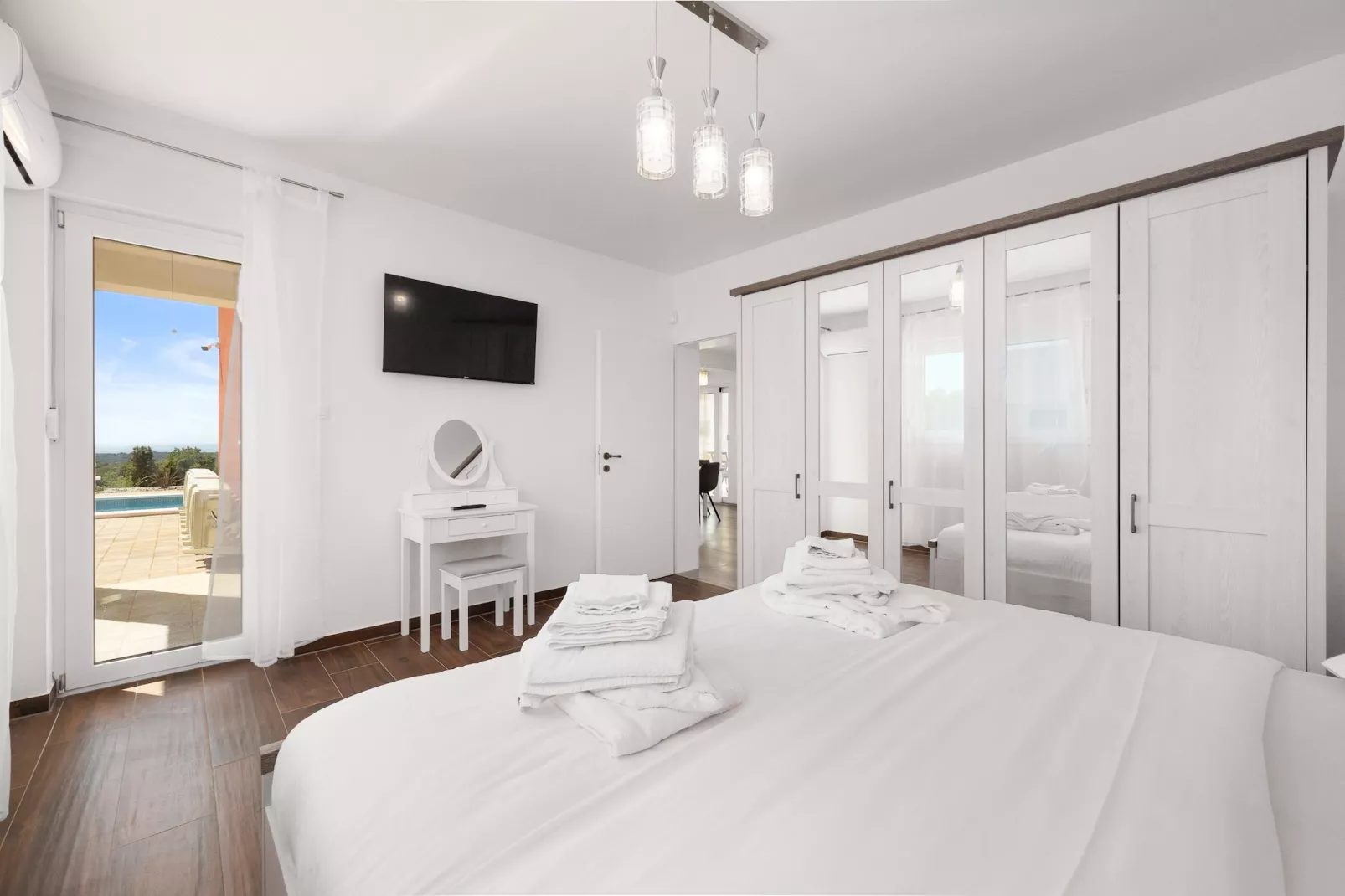 Enchanting Villa Rossa South with Pool and Jacuzzi-Slaapkamer
