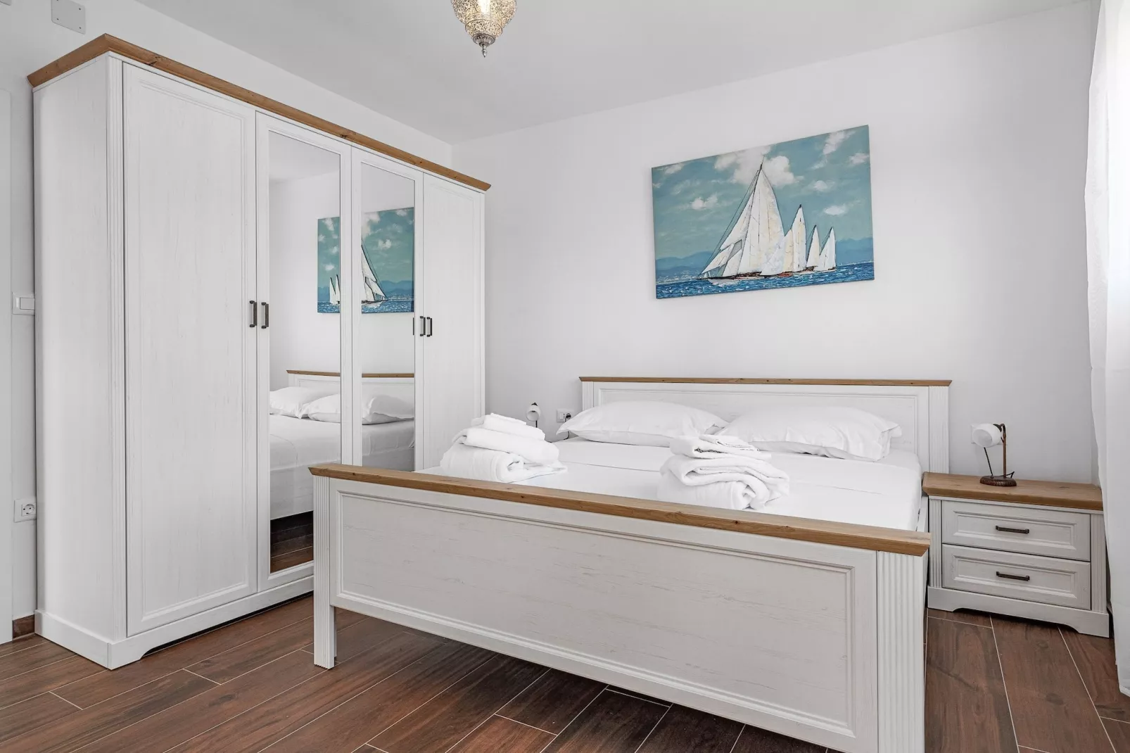 Enchanting Villa Rossa South with Pool and Jacuzzi-Slaapkamer