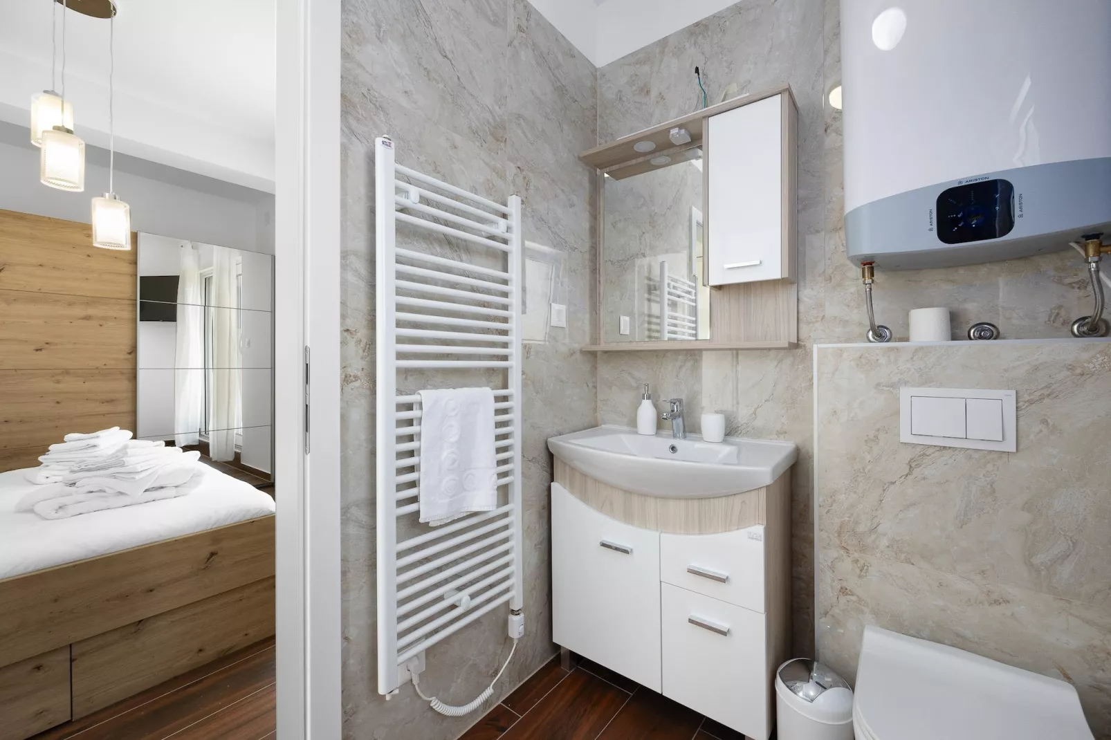 Enchanting Villa Rossa South with Pool and Jacuzzi-Badkamer