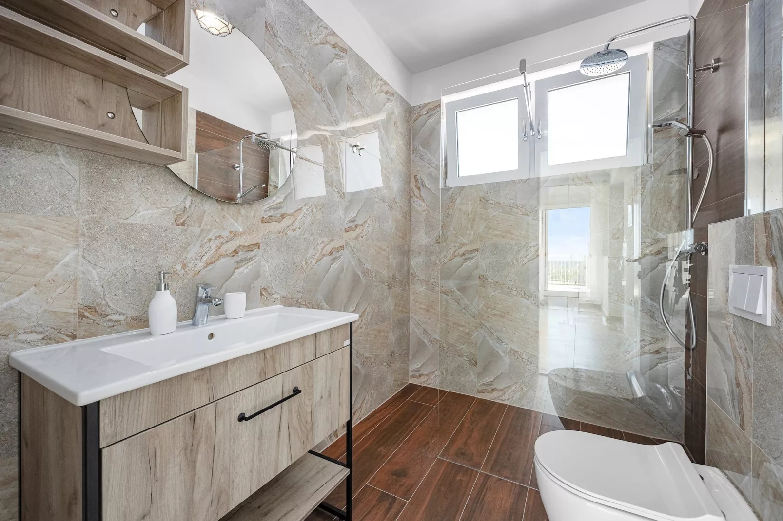 Enchanting Villa Rossa South with Pool and Jacuzzi-Badkamer