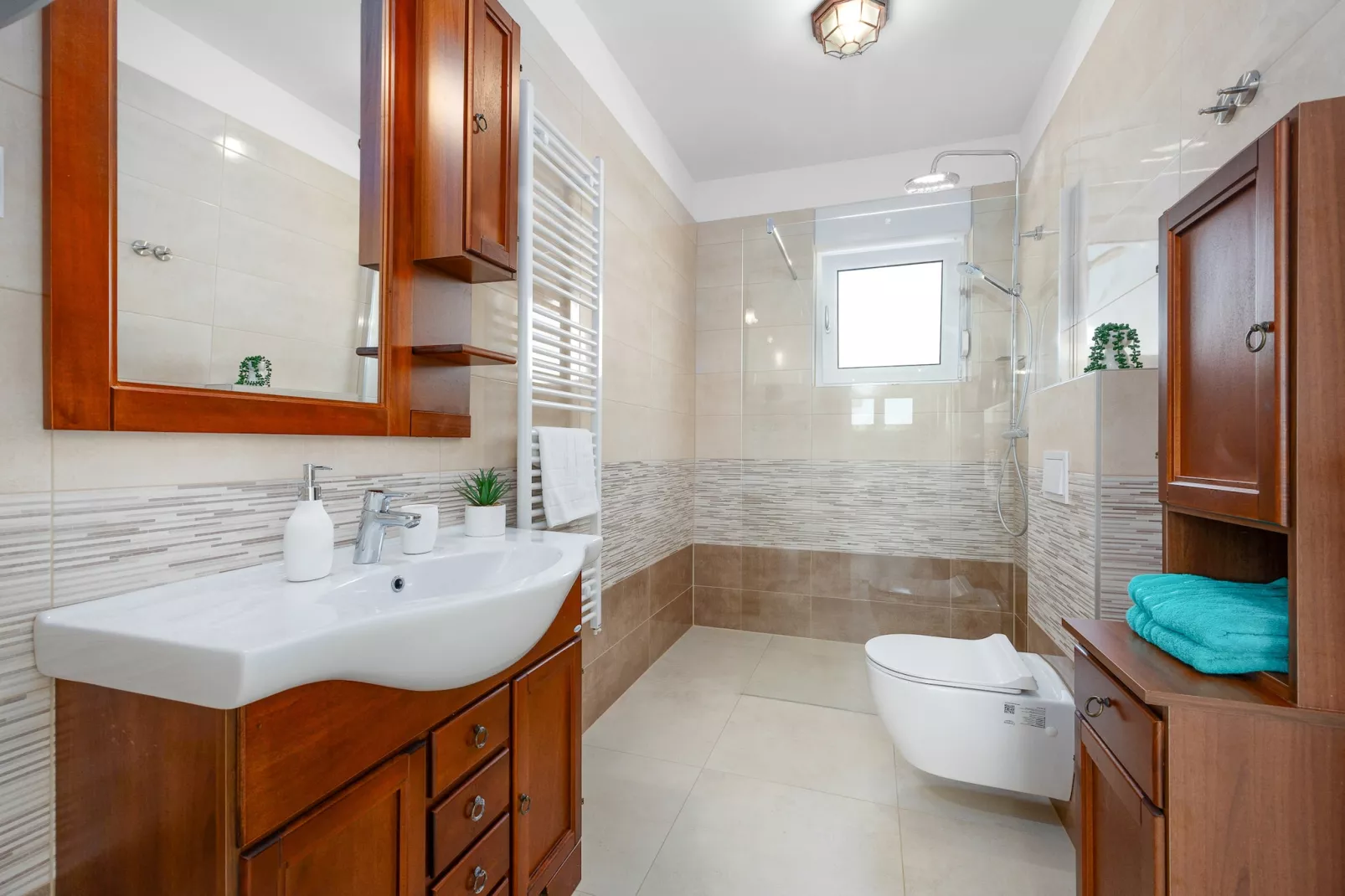 Enchanting Villa Rossa South with Pool and Jacuzzi-Badkamer