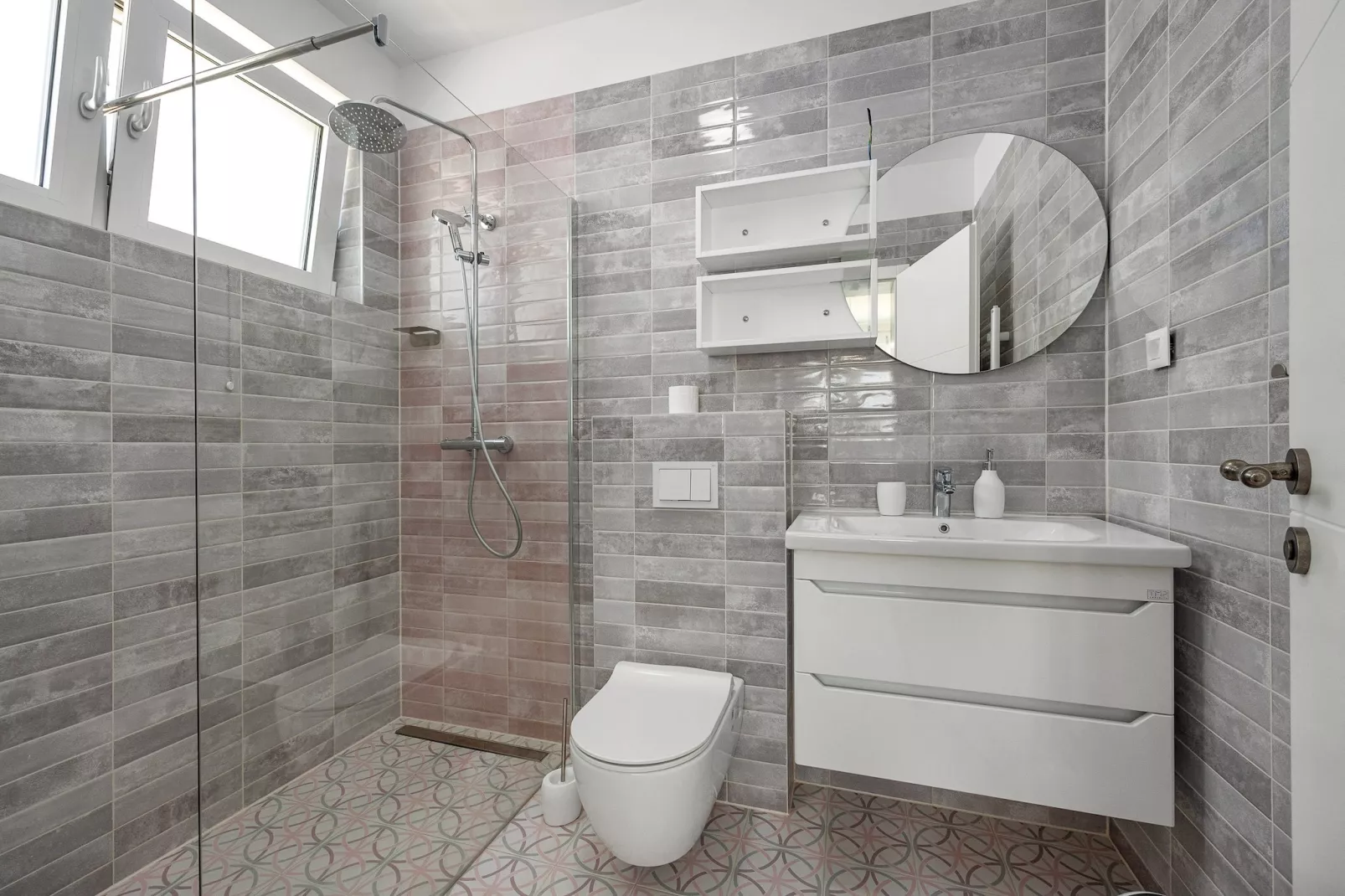 Enchanting Villa Rossa South with Pool and Jacuzzi-Badkamer