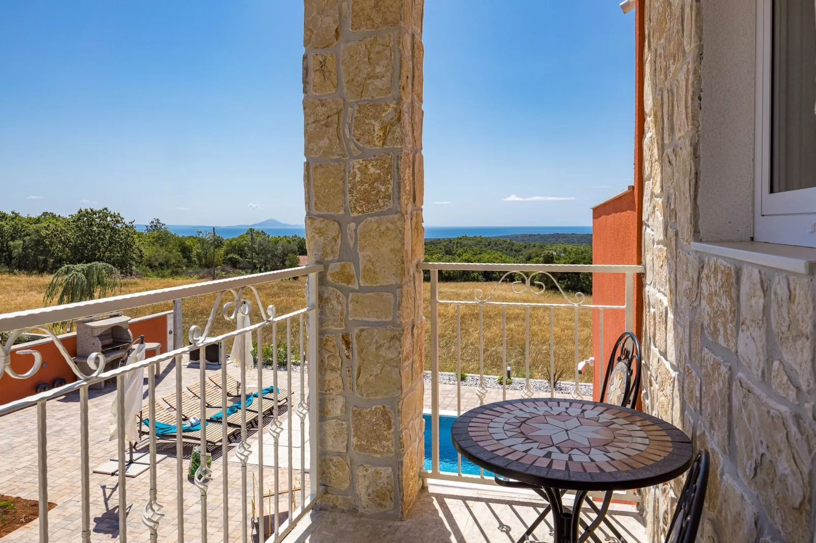 Enchanting Villa Rossa South with Pool and Jacuzzi-Terrasbalkon