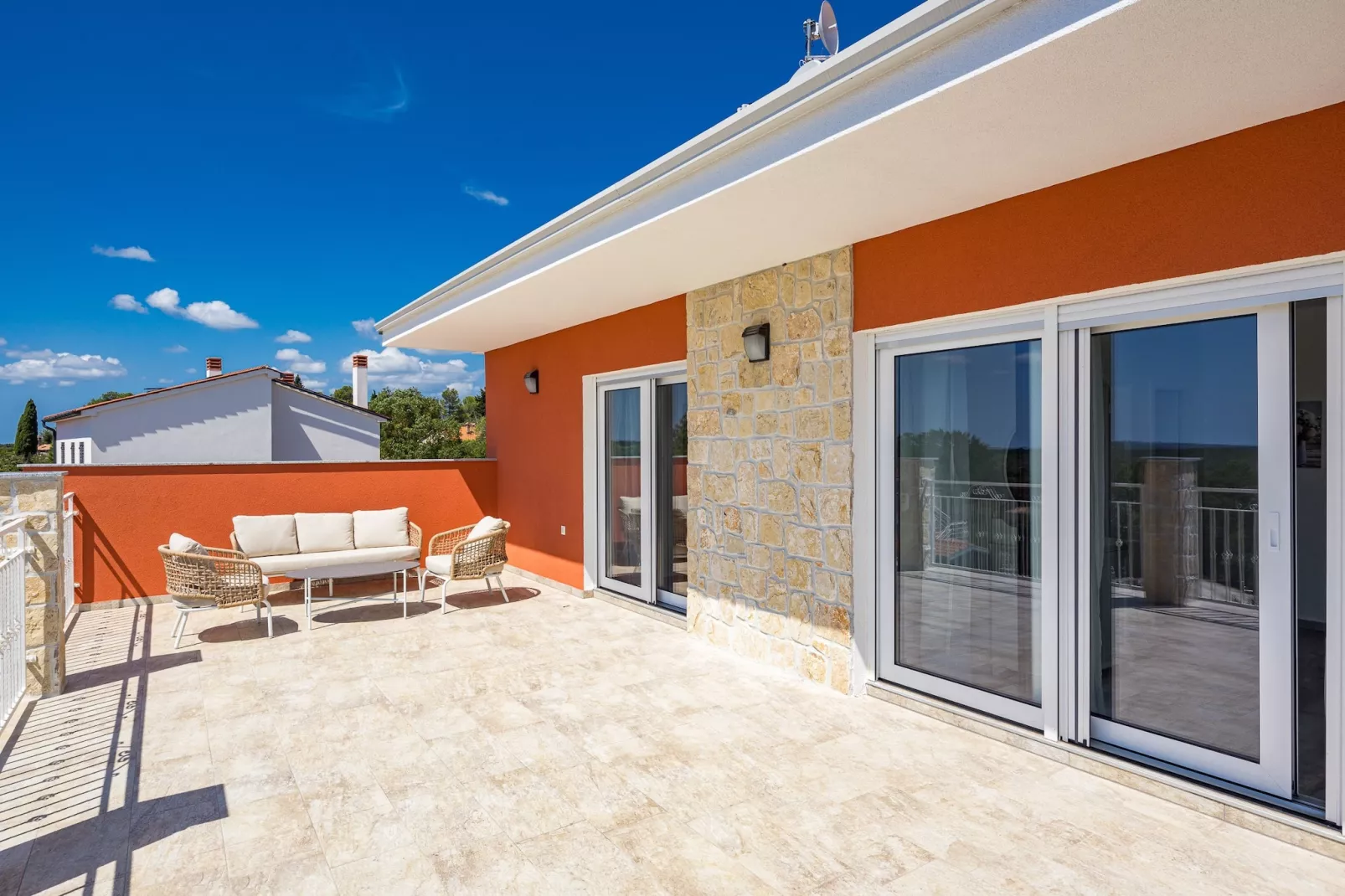 Enchanting Villa Rossa South with Pool and Jacuzzi-Terrasbalkon