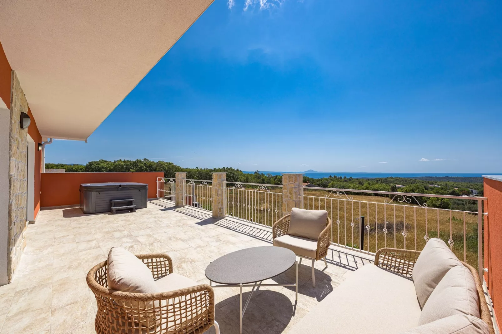 Enchanting Villa Rossa South with Pool and Jacuzzi-Terrasbalkon