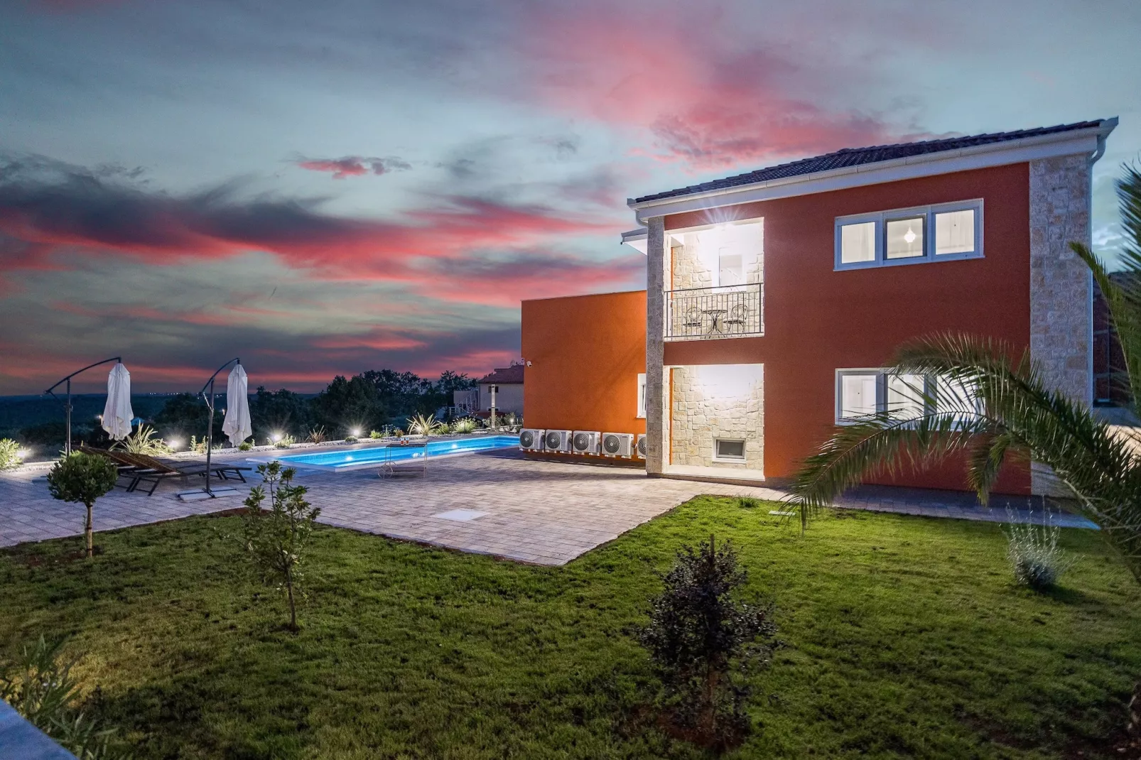 Enchanting Villa Rossa South with Pool and Jacuzzi-Buitenlucht