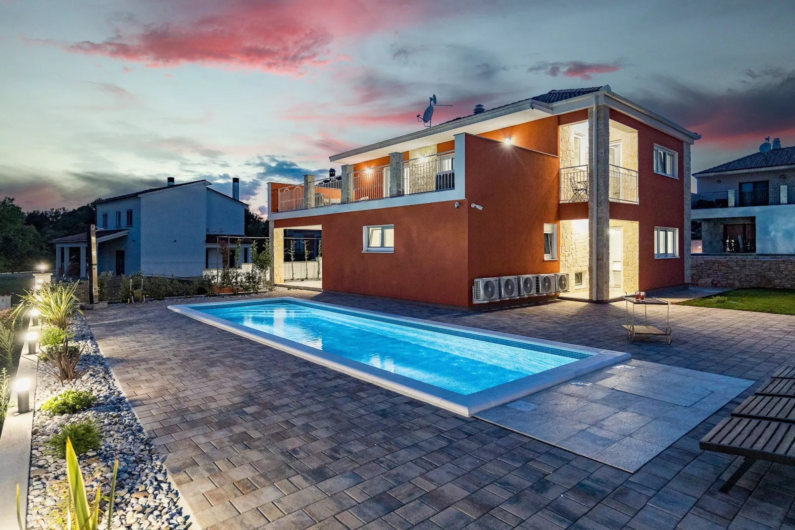Enchanting Villa Rossa South with Pool and Jacuzzi-Buitenlucht