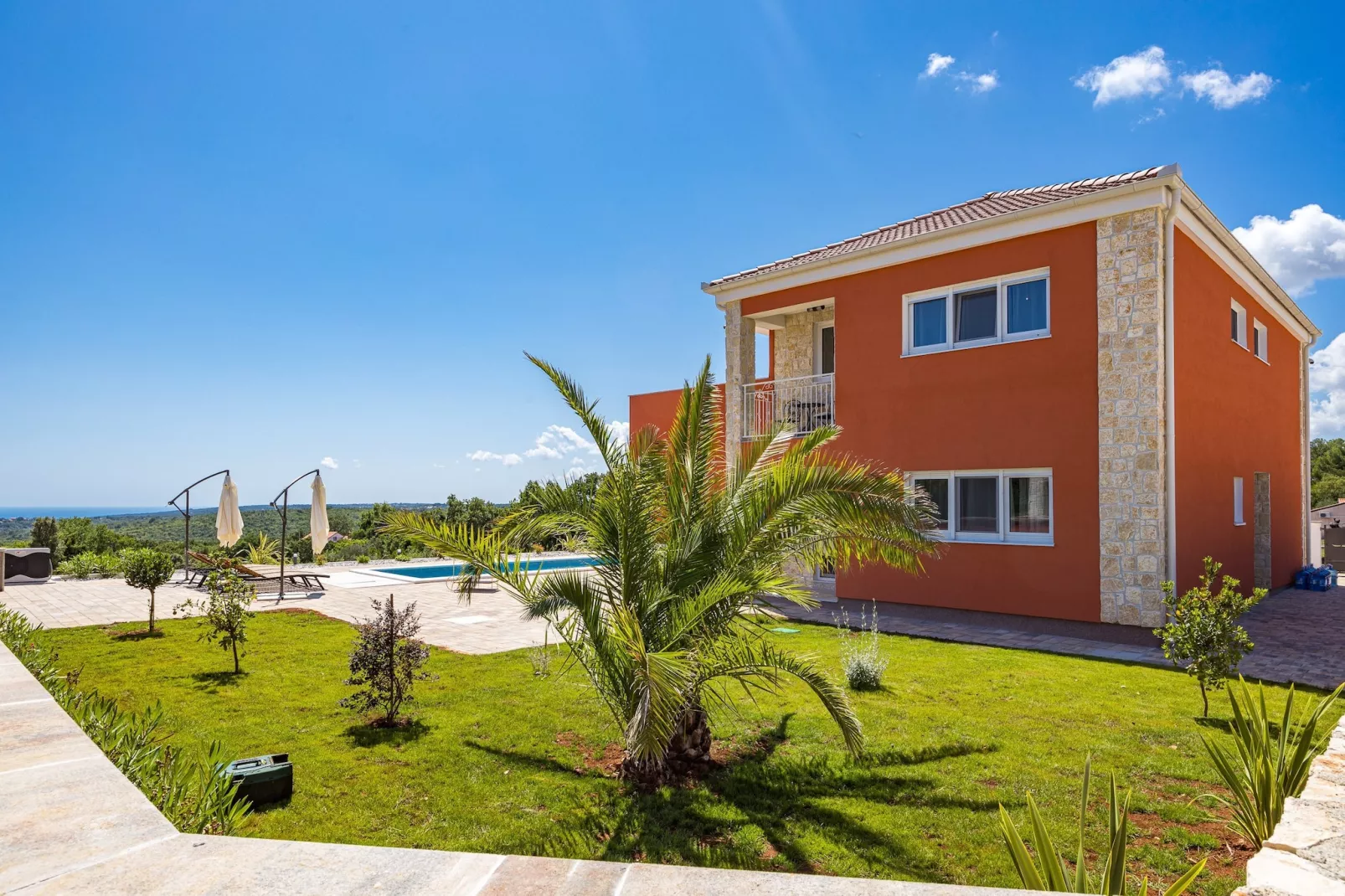 Enchanting Villa Rossa South with Pool and Jacuzzi-Buitenlucht
