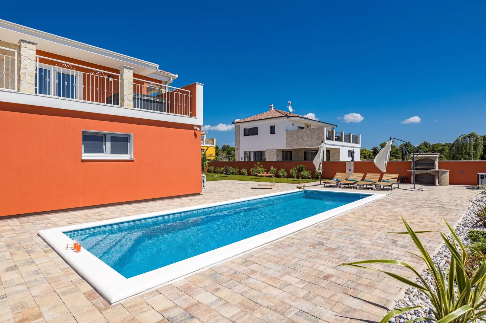 Enchanting Villa Rossa South with Pool and Jacuzzi-Buitenlucht