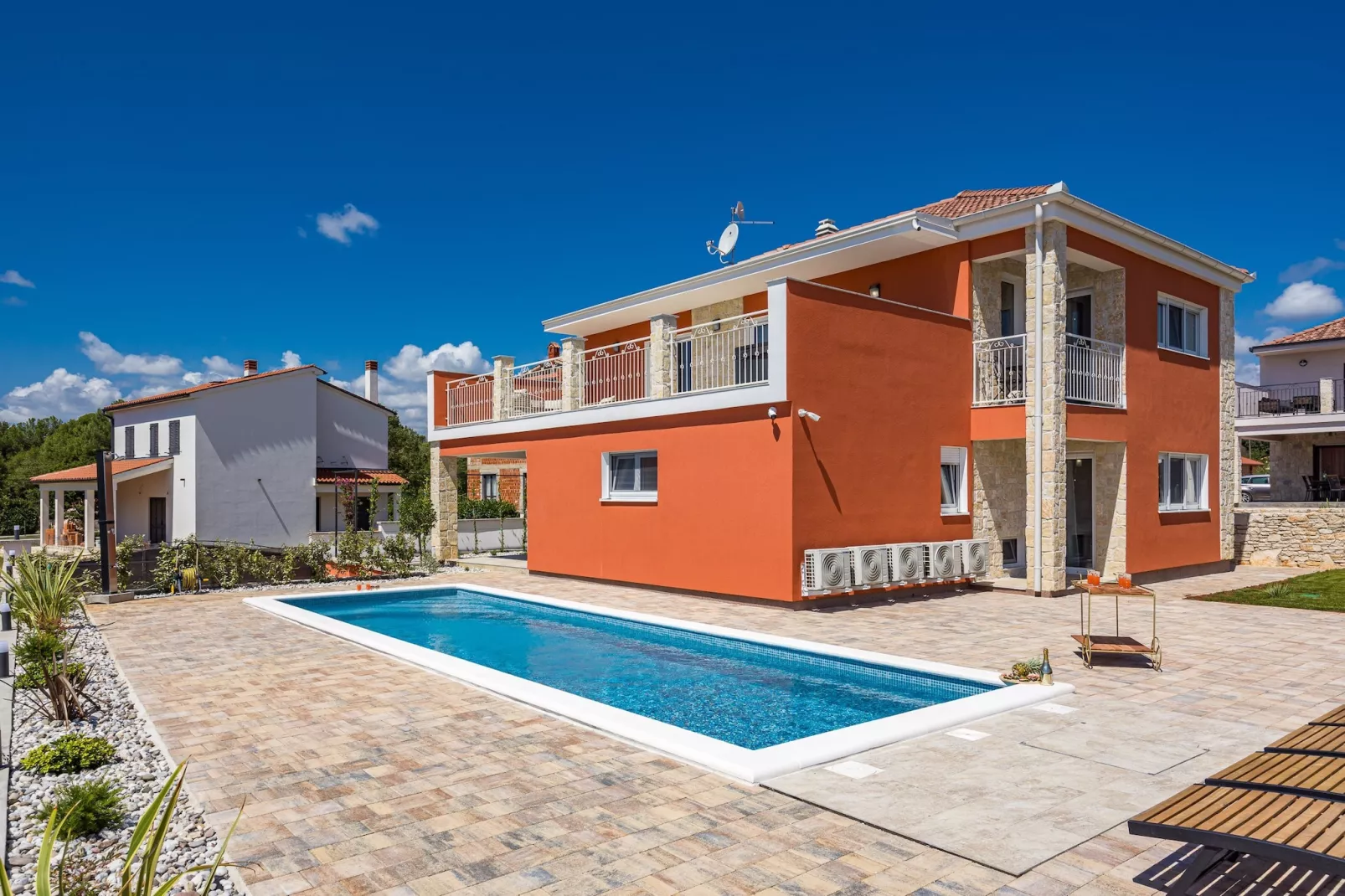 Enchanting Villa Rossa South with Pool and Jacuzzi-Buitenlucht