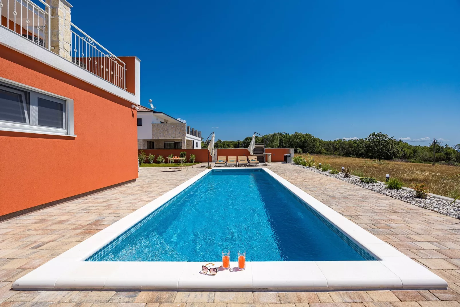 Enchanting Villa Rossa South with Pool and Jacuzzi-Buitenlucht