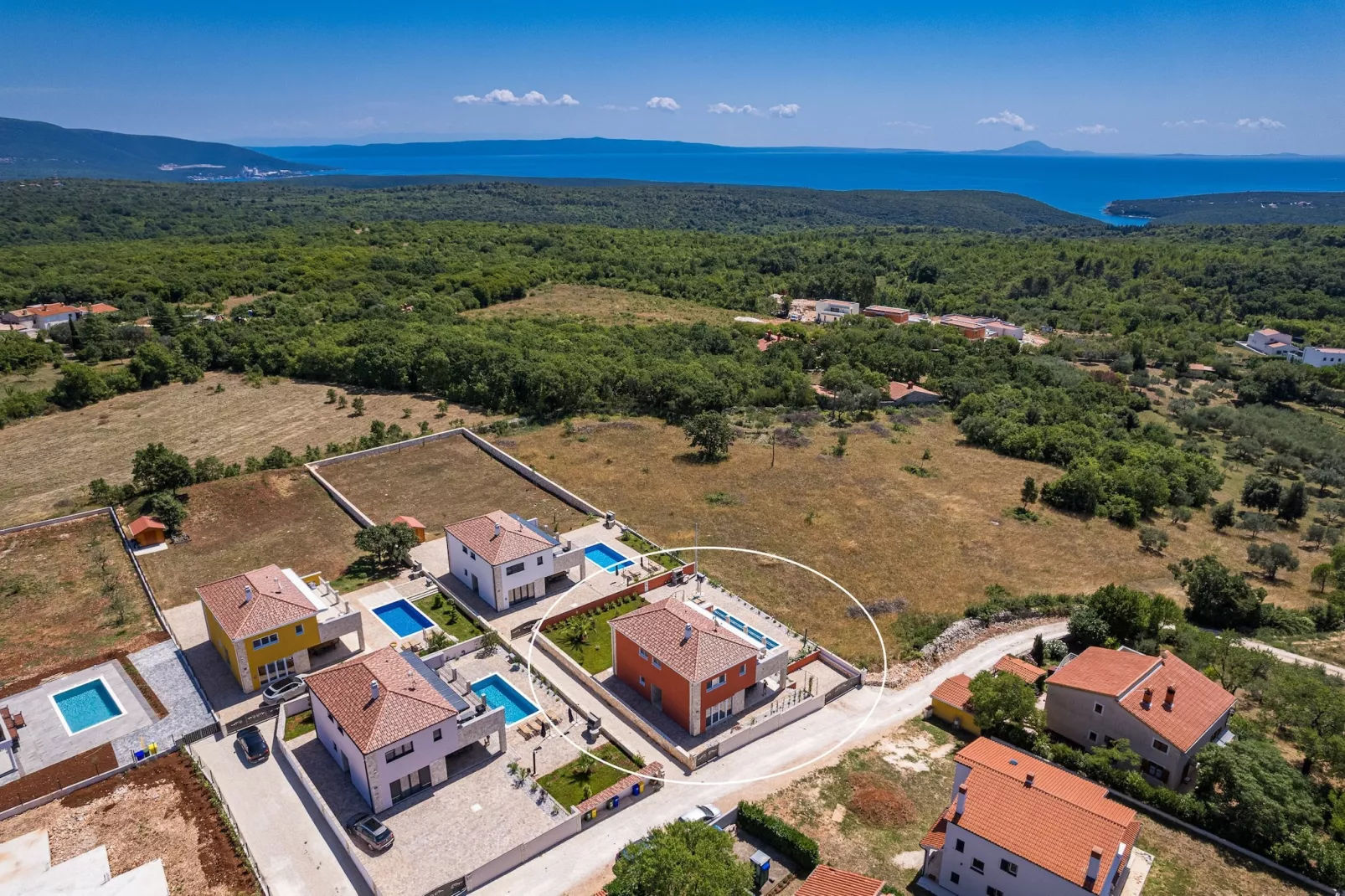 Enchanting Villa Rossa South with Pool and Jacuzzi-Buitenlucht