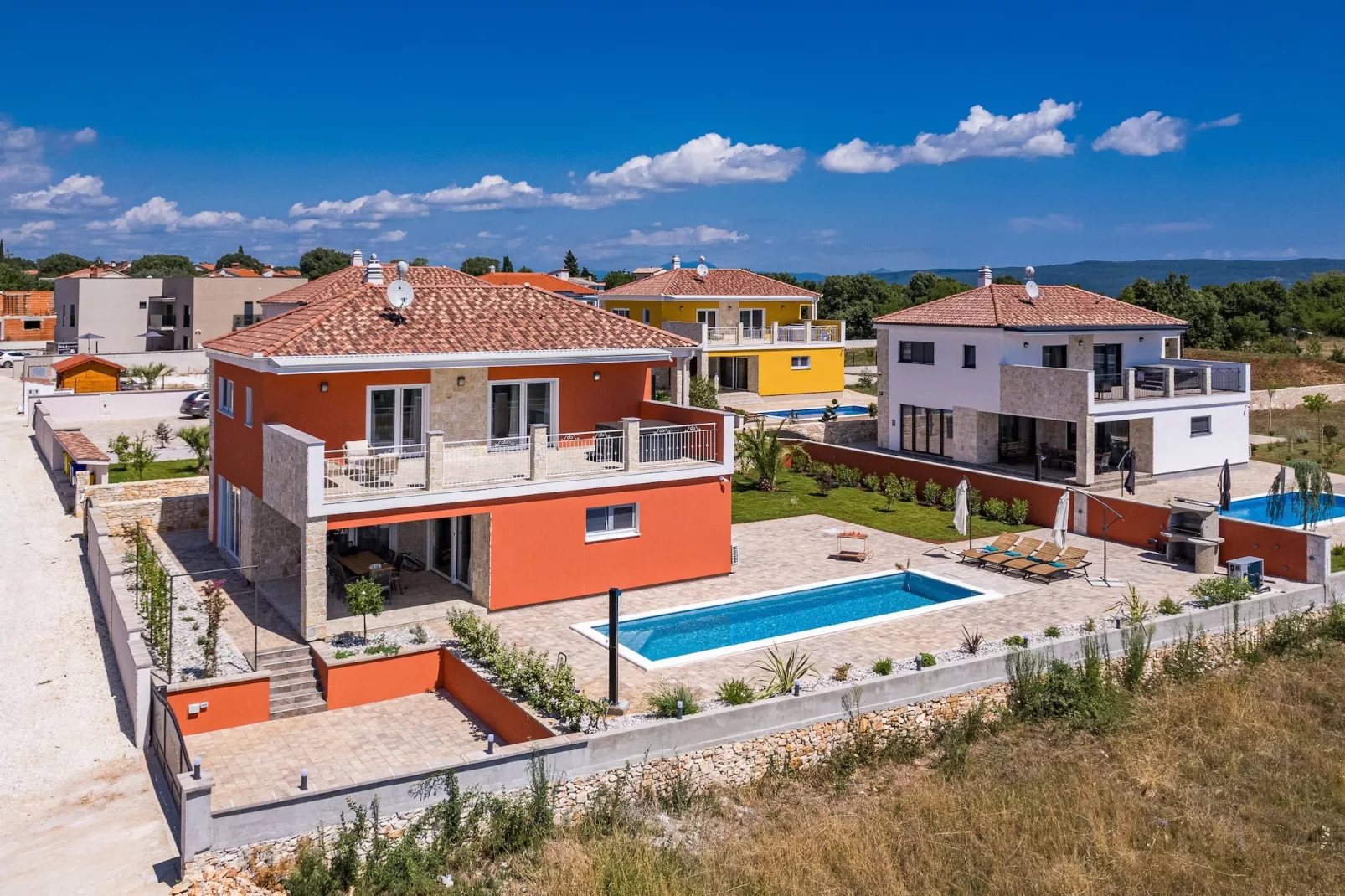 Enchanting Villa Rossa South with Pool and Jacuzzi-Buitenlucht